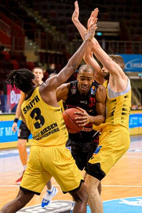 Ludwigsburg, Deutschland 30. Januar 2021: BBL- 20 21 - MHP Riesen Ludwigsburg vs. JobStairs Giessen 46ers v.li. Jaleen Smith (Ludwigsburg), Brandon Thomas (Giessen), Jonas Wohlfarth-Bottermann (Ludwigsburg) Ludwigsburg MHP Arena Baden-Württemberg Deutschland