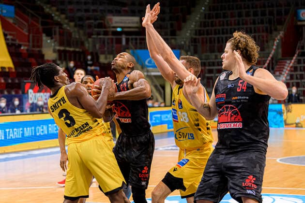 Ludwigsburg, Deutschland 30. Januar 2021: BBL- 20 21 - MHP Riesen Ludwigsburg vs. JobStairs Giessen 46ers v.li. Jaleen Smith (Ludwigsburg), Brandon Thomas (Giessen), Jonas Wohlfarth-Bottermann (Ludwigsburg), John Bryant (Giessen) Ludwigsburg MHP Arena Baden-Württemberg Deutschland