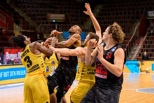 Ludwigsburg, Deutschland 30. Januar 2021: BBL- 20 21 - MHP Riesen Ludwigsburg vs. JobStairs Giessen 46ers v.li. Jaleen Smith (Ludwigsburg), Brandon Thomas (Giessen), Jonas Wohlfarth-Bottermann (Ludwigsburg), John Bryant (Giessen) Ludwigsburg MHP Arena Baden-Württemberg Deutschland