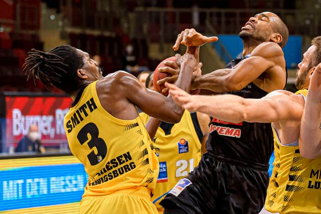 Ludwigsburg, Deutschland 30. Januar 2021: BBL- 20 21 - MHP Riesen Ludwigsburg vs. JobStairs Giessen 46ers v. li. im Zweikampf Jaleen Smith (Ludwigsburg) und Brandon Thomas (Giessen) Ludwigsburg MHP Arena Baden-Württemberg Deutschland