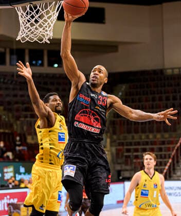 Ludwigsburg, Deutschland 30. Januar 2021: BBL- 20 21 - MHP Riesen Ludwigsburg vs. JobStairs Giessen 46ers v.li. Yorman Polas Bartolo (Ludwigsburg), Brandon Thomas (Giessen) Ludwigsburg MHP Arena Baden-Württemberg Deutschland