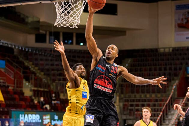 Ludwigsburg, Deutschland 30. Januar 2021: BBL- 20 21 - MHP Riesen Ludwigsburg vs. JobStairs Giessen 46ers Yorman Polas Bartolo (Ludwigsburg), Brandon Thomas (Giessen) Ludwigsburg MHP Arena Baden-Württemberg Deutschland