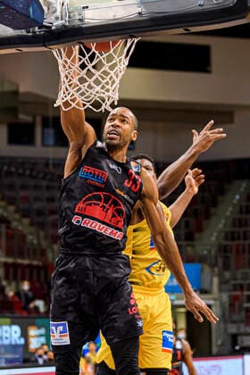 Ludwigsburg, Deutschland 30. Januar 2021: BBL- 20 21 - MHP Riesen Ludwigsburg vs. JobStairs Giessen 46ers Brandon Thomas (Giessen), dahinter Yorman Polas Bartolo (Ludwigsburg) Ludwigsburg MHP Arena Baden-Württemberg Deutschland