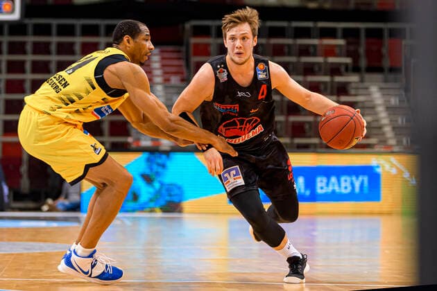 Ludwigsburg, Deutschland 30. Januar 2021: BBL- 20 21 - MHP Riesen Ludwigsburg vs. JobStairs Giessen 46ers v.li. Tremmell Darden (Ludwigsburg), Bjarne Kraushaar (Giessen) Ludwigsburg MHP Arena Baden-Württemberg Deutschland