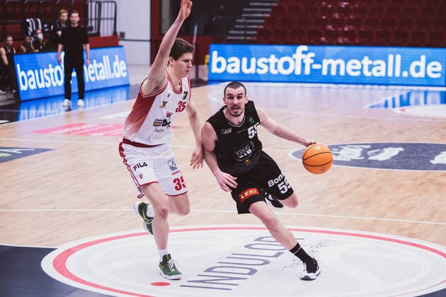 ProA: 18. Spieltag - Artland Dragons vs. VfL Kirchheim Knights, 30.01.2021 Danielius Lavrinovicius (Artland Dragons, 35), Karlo Miksic (VfL Kirchheim Knights, 55); ProA: 18. Spieltag - Artland Dragons vs. VfL Kirchheim Knights am 30.01.2021 in Quakenbrueck (Artland Arena), Germany, Copyright: xBEAUTIFULxSPORTS Neddermannx