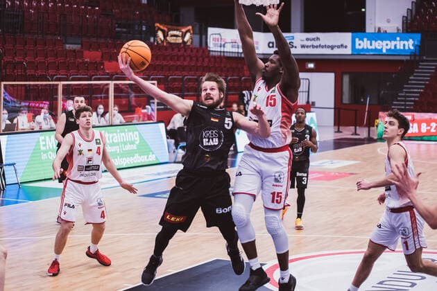 ProA: 18. Spieltag - Artland Dragons vs. VfL Kirchheim Knights, 30.01.2021 Nico Brauner (VfL Kirchheim Knights, 5), Quadir Hassan Welton (Artland Dragons, 15); ProA: 18. Spieltag - Artland Dragons vs. VfL Kirchheim Knights am 30.01.2021 in Quakenbrueck (Artland Arena), Germany, Copyright: xBEAUTIFULxSPORTS Neddermannx