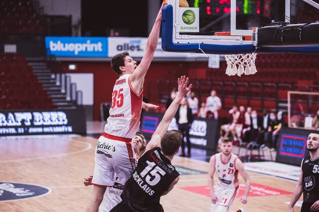 ProA: 18. Spieltag - Artland Dragons vs. VfL Kirchheim Knights, 30.01.2021 Danielius Lavrinovicius (Artland Dragons, 35), Andreas Christian Nicklaus (VfL Kirchheim Knights, 15); ProA: 18. Spieltag - Artland Dragons vs. VfL Kirchheim Knights am 30.01.2021 in Quakenbrueck (Artland Arena), Germany, Copyright: xBEAUTIFULxSPORTS Neddermannx