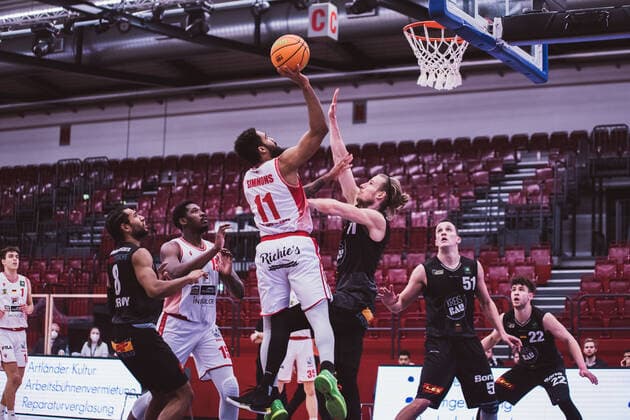 ProA: 18. Spieltag - Artland Dragons vs. VfL Kirchheim Knights, 30.01.2021 Gerel David Simmons (Artland Dragons, 11), Tim Koch (VfL Kirchheim Knights, 11); ProA: 18. Spieltag - Artland Dragons vs. VfL Kirchheim Knights am 30.01.2021 in Quakenbrueck (Artland Arena), Germany, Copyright: xBEAUTIFULxSPORTS Neddermannx