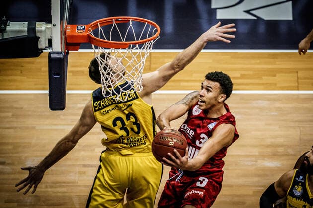Basketball Oldenburg 30.01.2021 Saison 2020 2021 easyCredit BBL: 15. Spieltag: EWE Baskets - s. Oliver Würzburg Basketball Oldenburg 30.01.2021 Saison 2020 2021 easyCredit BBL: 15. Spieltag: EWE Baskets - s. Oliver Würzburg 33, Philipp Schwethelm, EWE Baskets Oldenburg Tyson Ward, No. 3, Würzburg nur redaktionelle Verwendung - kommerzielle Verwendung Nutzung nur nach Absprache mit dem Fotografen Oldenburg Deutschland