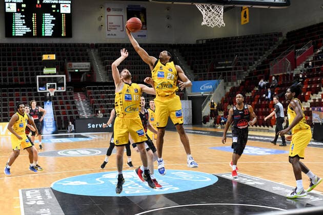 Tremmell Darden (MHP Riesen Ludwigsburg) und Jonas Wohlfarth-Bottermann (MHP Riesen Ludwigsburg) vertedigen, GER, MHP Riesen Ludwigsburg vs. JobStairs Gießen 46ers, 30.01.2021, 15. Spieltag easycredit Basketball Bundesliga, Spielzeit 2020 2021. GER, MHP Riesen Ludwigsburg vs. JobStairs Gießen 46ers, 30.01.2021, 15. Spieltag easycredit Basketball Bundesliga, Spielzeit 2020 2021 Ludwigsburg Copyright: xEibnerxPressefoto MichaelxMemmlerx EP_MMR