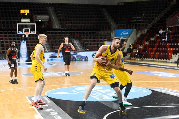 Jonas Wohlfarth-Bottermann (MHP Riesen Ludwigsburg) verteidigt, GER, MHP Riesen Ludwigsburg vs. JobStairs Gießen 46ers, 30.01.2021, 15. Spieltag easycredit Basketball Bundesliga, Spielzeit 2020 2021. GER, MHP Riesen Ludwigsburg vs. JobStairs Gießen 46ers, 30.01.2021, 15. Spieltag easycredit Basketball Bundesliga, Spielzeit 2020 2021 Ludwigsburg Copyright: xEibnerxPressefoto MichaelxMemmlerx EP_MMR