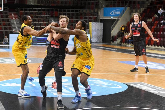 Bjarne Kraushaar (Gießen 46ers) im Zweikampf mit Tremmell Darden (MHP Riesen Ludwigsburg) und Desi Rodriguez (MHP Riesen Ludwigsburg), GER, MHP Riesen Ludwigsburg vs. JobStairs Gießen 46ers, 30.01.2021, 15. Spieltag easycredit Basketball Bundesliga, Spielzeit 2020 2021. GER, MHP Riesen Ludwigsburg vs. JobStairs Gießen 46ers, 30.01.2021, 15. Spieltag easycredit Basketball Bundesliga, Spielzeit 2020 2021 Ludwigsburg Copyright: xEibnerxPressefoto MichaelxMemmlerx EP_MMR