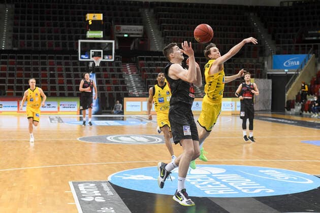 Alen Pjanic (Gießen 46ers) im Zweikampf mit Jordan Hulls (MHP Riesen Ludwigsburg), GER, MHP Riesen Ludwigsburg vs. JobStairs Gießen 46ers, 30.01.2021, 15. Spieltag easycredit Basketball Bundesliga, Spielzeit 2020 2021. GER, MHP Riesen Ludwigsburg vs. JobStairs Gießen 46ers, 30.01.2021, 15. Spieltag easycredit Basketball Bundesliga, Spielzeit 2020 2021 Ludwigsburg Copyright: xEibnerxPressefoto MichaelxMemmlerx EP_MMR