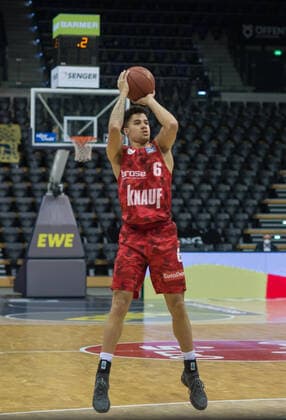 GER, Basketball, EWE Baskets Oldenburg vs s.Oliver Würzburg 30.01.2021, EWE Arena, Oldenburg, GER, easy Credit-BBL, EWE Baskets Oldenburg vs s.Oliver Würzburg, im Bild Joshua OBIESIE (s.Oliver Würzburg 6 ) Einzelaktion, Ganzkörper Ganzkoerper