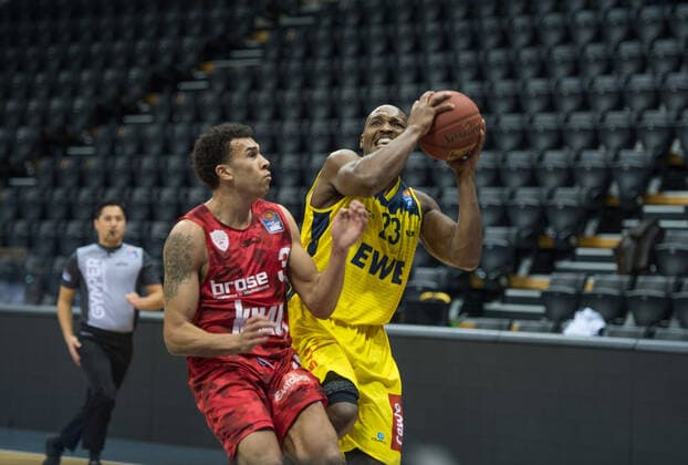 GER, Basketball, EWE Baskets Oldenburg vs s.Oliver Würzburg 30.01.2021, EWE Arena, Oldenburg, GER, easy Credit-BBL, EWE Baskets Oldenburg vs s.Oliver Würzburg, im Bild Rickey PAULDING (EWE Baskets Oldenburg 23 ) Tyson WARD (s.Oliver Würzburg 3 )