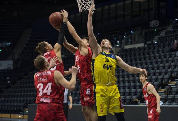 GER, Basketball, EWE Baskets Oldenburg vs s.Oliver Würzburg 30.01.2021, EWE Arena, Oldenburg, GER, easy Credit-BBL, EWE Baskets Oldenburg vs s.Oliver Würzburg, im Bild Rasid MAHALBASIC (EWE Baskets Oldenburg 24 ) Joshua OBIESIE (s.Oliver Würzburg 6 ) Felix HOFFMANN (s.Oliver Würzburg 34 ) Julius BÖHMER BOEHMER (s.Oliver Würzburg 4 )