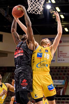 Ludwigsburg, Deutschland 30. Januar 2021: BBL- 20 21 - MHP Riesen Ludwigsburg vs. JobStairs Giessen 46ers Brandon Bowman (Giessen), Jonas Wohlfarth-Bottermann (Ludwigsburg) Ludwigsburg MHP Arena Baden-Württemberg Deutschland