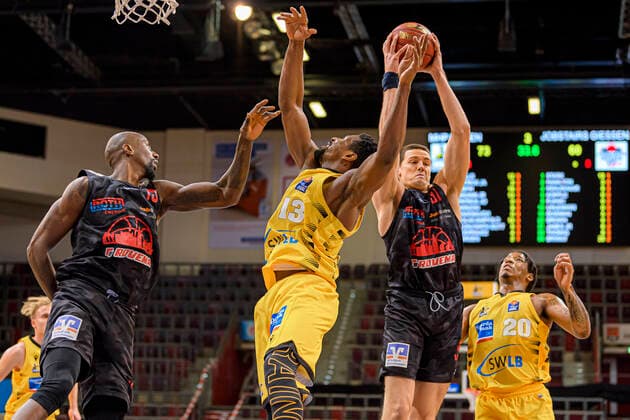 Ludwigsburg, Deutschland 30. Januar 2021: BBL- 20 21 - MHP Riesen Ludwigsburg vs. JobStairs Giessen 46ers v.li. Brandon Bowman (Giessen), Yorman Polas Bartolo (Ludwigsburg), Scottie James Jr (Giessen), Desi Rodriguez (Ludwigsburg) Ludwigsburg MHP Arena Baden-Württemberg Deutschland
