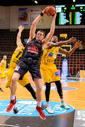 Ludwigsburg, Deutschland 30. Januar 2021: BBL- 20 21 - MHP Riesen Ludwigsburg vs. JobStairs Giessen 46ers Scottie James Jr (Giessen), Yorman Polas Bartolo (Ludwigsburg) Ludwigsburg MHP Arena Baden-Württemberg Deutschland