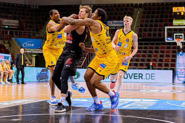 Ludwigsburg, Deutschland 30. Januar 2021: BBL- 20 21 - MHP Riesen Ludwigsburg vs. JobStairs Giessen 46ers v.li. Tremmell Darden (Ludwigsburg), Bjarne Kraushaar (Giessen), Desi Rodriguez (Ludwigsburg) Ludwigsburg MHP Arena Baden-Württemberg Deutschland