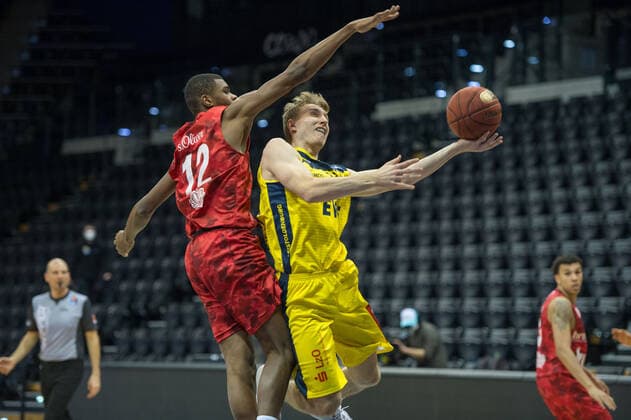 GER, Basketball, EWE Baskets Oldenburg vs s.Oliver Würzburg 30.01.2021, EWE Arena, Oldenburg, GER, easy Credit-BBL, EWE Baskets Oldenburg vs s.Oliver Würzburg, im Bild Jacob HOLLATZ (EWE Baskets Oldenburg 11 ) Elijah NDI (s.Oliver Würzburg 12 )