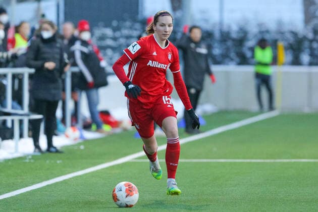 v.li.: Ivana Rudelic (FC Bayern München, 15) am Ball, Aktion, Action, DIE DFB-RICHTLINIEN UNTERSAGEN JEGLICHE NUTZUNG VON FOTOS ALS SEQUENZBILDER UND ODER VIDEOÄHNLICHE FOTOSTRECKEN. DFB REGULATIONS PROHIBIT ANY USE OF PHOTOGRAPHS AS IMAGE SEQUENCES AN OR QUASI-VIDEO., 30.01.2021, Hamburg (Deutschland), Fussball, DFB-Pokal Frauen, Walddörfer SV - FC Bayern München