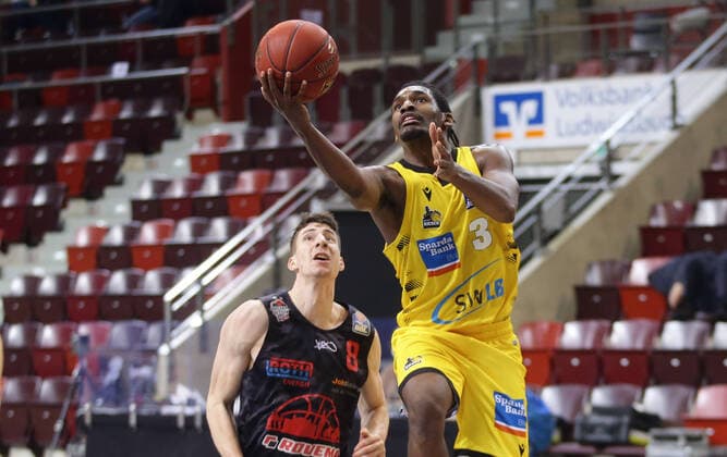 Ludwigsburg , Basketball easyCredit BBL Bundesliga , MHP RIESEN Ludwigsburg vs. JobStairs GIESSEN 46ers , von links: Alen Pjanic ( Giessen ) Jaleen Smith ( Riesen )