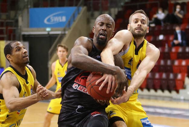 Ludwigsburg , Basketball easyCredit BBL Bundesliga , MHP RIESEN Ludwigsburg vs. JobStairs GIESSEN 46ers , von links: Brandon Bowman ( Giessen ) Jonas Wohlfarth-Bottermann ( Riesen )