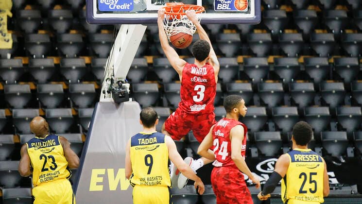 Deutschland , Oldenburg , EWE Arena (Weser-Ems-Hallen) , 30.01.2021, emspor, emonline, despor, deonline, EWE Baskets Oldenburg vs. s.Oliver Wuerzburg, easyCredit BBL, 15. Spieltag Bild: v. l. Rickey Paulding (EWE Baskets Oldenburg), Karsten Tadda (EWE Baskets Oldenburg), Tyson Ward (s.Oliver Wuerzburg) mit dem Dunking, Cameron Hunt (s.Oliver Wuerzburg) und Phil Pressey (EWE Baskets Oldenburg) Copyright: HMBxMedia JulienxBecker