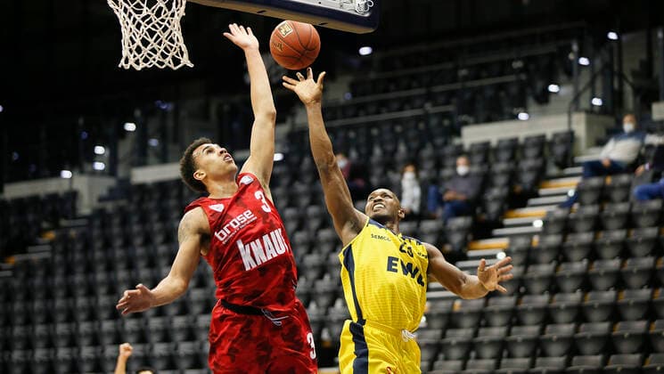 Deutschland , Oldenburg , EWE Arena (Weser-Ems-Hallen) , 30.01.2021, emspor, emonline, despor, deonline, EWE Baskets Oldenburg vs. s.Oliver Wuerzburg, easyCredit BBL, 15. Spieltag Bild: v. l. Tyson Ward (s.Oliver Wuerzburg) gegen Rickey Paulding (EWE Baskets Oldenburg) Copyright: HMBxMedia JulienxBecker