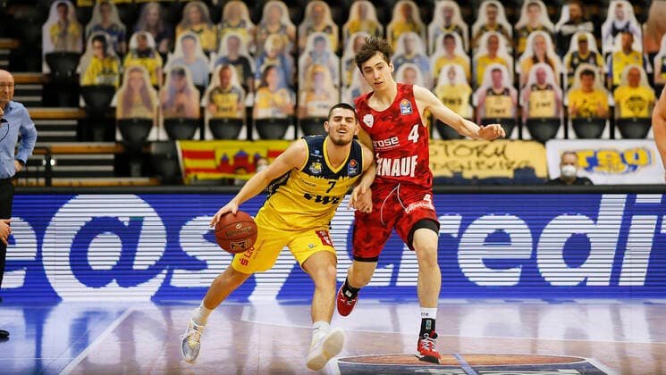 Bilder des Jahres 2021, Sport 01 Januar Bilder des Jahres 2021, Sport 01 Januar Sport Themen der Woche KW04 Sport Bilder des Tages Deutschland , Oldenburg , EWE Arena (Weser-Ems-Hallen) , 30.01.2021, emspor, emonline, despor, deonline, EWE Baskets Oldenburg vs. s.Oliver Wuerzburg, easyCredit BBL, 15. Spieltag Bild: v. l. Sebastian Herrera (EWE Baskets Oldenburg) gegen Julius Boehmer (s.Oliver Wuerzburg) Copyright: HMBxMedia JulienxBecker