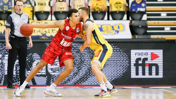 Deutschland , Oldenburg , EWE Arena (Weser-Ems-Hallen) , 30.01.2021, emspor, emonline, despor, deonline, EWE Baskets Oldenburg vs. s.Oliver Wuerzburg, easyCredit BBL, 15. Spieltag Bild: v. l. Tyson Ward (s.Oliver Wuerzburg) gegen Keith Hornsby (EWE Baskets Oldenburg) Copyright: HMBxMedia JulienxBecker