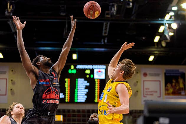 Ludwigsburg, Deutschland 30. Januar 2021: BBL- 20 21 - MHP Riesen Ludwigsburg vs. JobStairs Giessen 46ers v.li. Isaac Brandon Hamilton (Giessen), Jordan Hulls (Ludwigsburg) Ludwigsburg MHP Arena Baden-Württemberg Deutschland