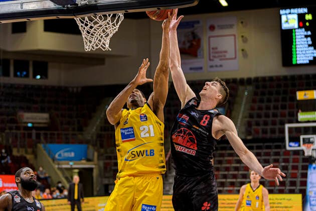 Ludwigsburg, Deutschland 30. Januar 2021: BBL- 20 21 - MHP Riesen Ludwigsburg vs. JobStairs Giessen 46ers v. li. im Zweikampf Tremmell Darden (Ludwigsburg), Alen Pjanic (Giessen) Ludwigsburg MHP Arena Baden-Württemberg Deutschland
