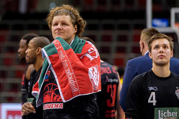 Ludwigsburg, Deutschland 30. Januar 2021: BBL- 20 21 - MHP Riesen Ludwigsburg vs. JobStairs Giessen 46ers John Bryant (Giessen), Bjarne Kraushaar (Giessen) unzufrieden enttäuscht enttaeuscht niedergeschlagen frustriert, Ludwigsburg MHP Arena Baden-Württemberg Deutschland