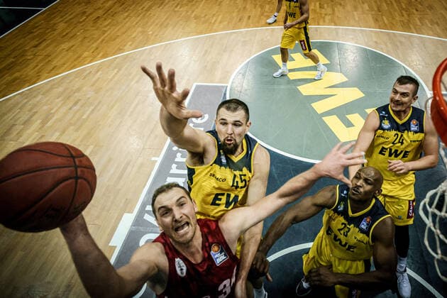 Basketball Oldenburg 30.01.2021 Saison 2020 2021 easyCredit BBL: 15. Spieltag: EWE Baskets - s. Oliver Würzburg Basketball Oldenburg 30.01.2021 Saison 2020 2021 easyCredit BBL: 15. Spieltag: EWE Baskets - s. Oliver Würzburg Felix Hoffmann, No. 34, Würzburg 45, Nathan Boothe, EWE Baskets Oldenburg 23, Rickey Paulding, EWE Baskets Oldenburg 24, Rasid Mahalbasic, EWE Baskets Oldenburg nur redaktionelle Verwendung - kommerzielle Verwendung Nutzung nur nach Absprache mit dem Fotografen Oldenburg Deutschland