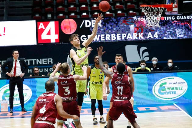 15. Spieltag der easyCredit BBL Basketball Bundesliga in der Messe Chemnitz Saison 2020-2021 NINERS Chemnitz gegen Medi Bayreuth Andreas Seiferth (Medi Bayreuth 11) mitte Isiaha Mike (NINERS Chemnitz 11) rechts