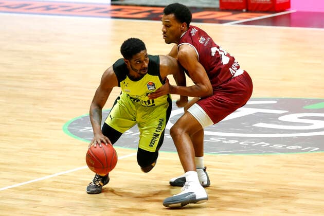 15. Spieltag der easyCredit BBL Basketball Bundesliga in der Messe Chemnitz Saison 2020-2021 NINERS Chemnitz gegen Medi Bayreuth Lazeric Jones (Medi Bayreuth 12) links George King (NINERS Chemnitz 24) rechts