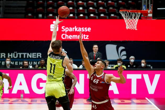 15. Spieltag der easyCredit BBL Basketball Bundesliga in der Messe Chemnitz Saison 2020-2021 NINERS Chemnitz gegen Medi Bayreuth Andreas Seiferth (Medi Bayreuth 11) links Filip Stanic (NINERS Chemnitz 65) rechts
