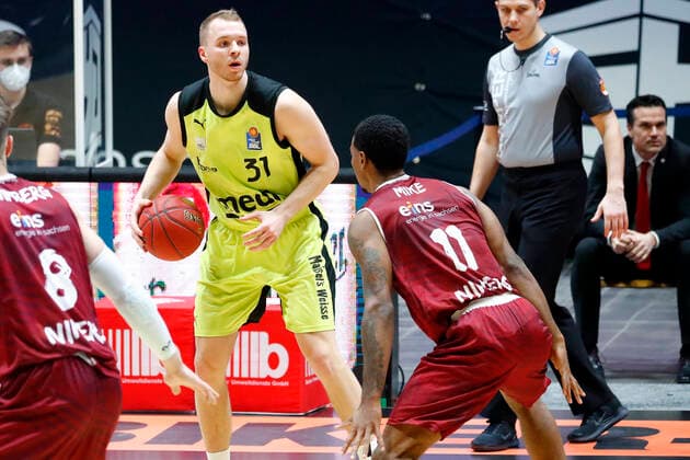 15. Spieltag der easyCredit BBL Basketball Bundesliga in der Messe Chemnitz Saison 2020-2021 NINERS Chemnitz gegen Medi Bayreuth Osvaldas Olisevicius (Medi Bayreuth 31) links Isiaha Mike (NINERS Chemnitz 11) rechts