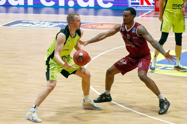 15. Spieltag der easyCredit BBL Basketball Bundesliga in der Messe Chemnitz Saison 2020-2021 NINERS Chemnitz gegen Medi Bayreuth Osvaldas Olisevicius (Medi Bayreuth 31) links Isiaha Mike (NINERS Chemnitz 11) rechts