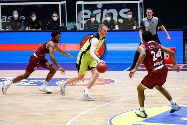 15. Spieltag der easyCredit BBL Basketball Bundesliga in der Messe Chemnitz Saison 2020-2021 NINERS Chemnitz gegen Medi Bayreuth Osvaldas Olisevicius (Medi Bayreuth 31) mitte Terrell Harris (NINERS Chemnitz 2) links George King (NINERS Chemnitz 24) rechts