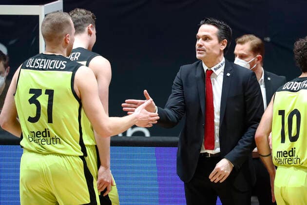 15. Spieltag der easyCredit BBL Basketball Bundesliga in der Messe Chemnitz Saison 2020-2021 NINERS Chemnitz gegen Medi Bayreuth Raoul Korner (Medi Bayreuth) Trainer rechts Osvaldas Olisevicius (Medi Bayreuth 31) links