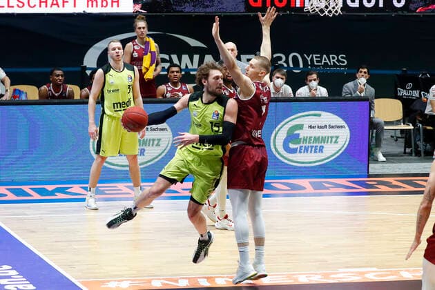 15. Spieltag der easyCredit BBL Basketball Bundesliga in der Messe Chemnitz Saison 2020-2021 NINERS Chemnitz gegen Medi Bayreuth Matthew Tiby (Medi Bayreuth 15) links Jonas Richter (NINERS Chemnitz 7) rechts
