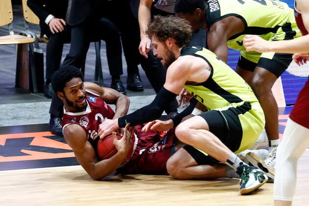 15. Spieltag der easyCredit BBL Basketball Bundesliga in der Messe Chemnitz Saison 2020-2021 NINERS Chemnitz gegen Medi Bayreuth Matthew Tiby (Medi Bayreuth 15) rechts Terrell Harris (NINERS Chemnitz 2) links