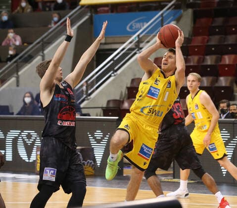 V.li. Bjarne Kraushaar (Giessen), Jordan Hulls (Riesen) . MHP Riesen Ludwigsburg vs.JobStairs Gießen . Basketball-Bundesliga 2020-2021. Ludwigsburg , GER, 30.01.2021,