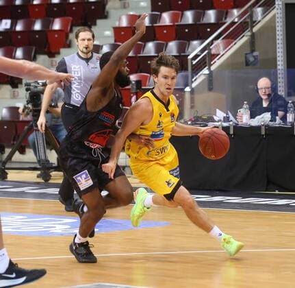 V.li. Jonathan Stark (Giessen), Jordan Hulls (Riesen) . MHP Riesen Ludwigsburg vs.JobStairs Gießen . Basketball-Bundesliga 2020-2021. Ludwigsburg , GER, 30.01.2021,