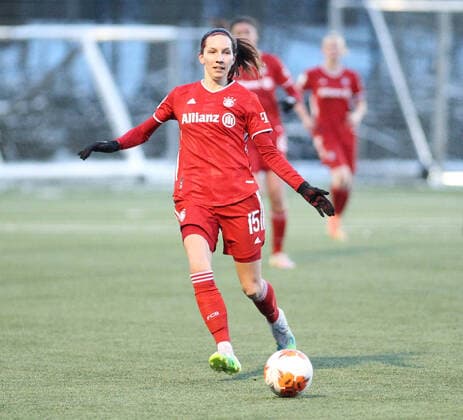 DFB-Pokal, Frauen, Achtelfinale, Walddörfer SV - FC Bayern München (0:13). Die Achtelfinal-Partie fand auf einem Kunstrasen-Trainingsplatz des Hamburger SV am Volksparkstadion statt. Ivana Rudelic (FC Bayern). Stellingen Hamburg