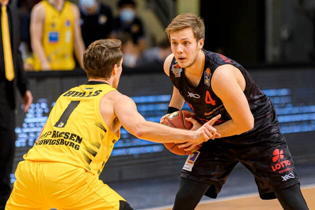 Ludwigsburg, Deutschland 30. Januar 2021: BBL- 20 21 - MHP Riesen Ludwigsburg vs. JobStairs Giessen 46ers Jordan Hulls (Ludwigsburg), Bjarne Kraushaar (Giessen) Ludwigsburg MHP Arena Baden-Württemberg Deutschland