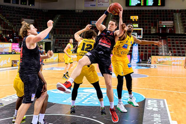 Ludwigsburg, Deutschland 30. Januar 2021: BBL- 20 21 - MHP Riesen Ludwigsburg vs. JobStairs Giessen 46ers v.li. John Bryant (Giessen), Jonah Radebaugh (Ludwigsburg), Scottie James Jr (Giessen), Yorman Polas Bartolo (Ludwigsburg) Ludwigsburg MHP Arena Baden-Württemberg Deutschland